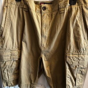 Chaps Men's Cargo Shorts in Olive/Tan